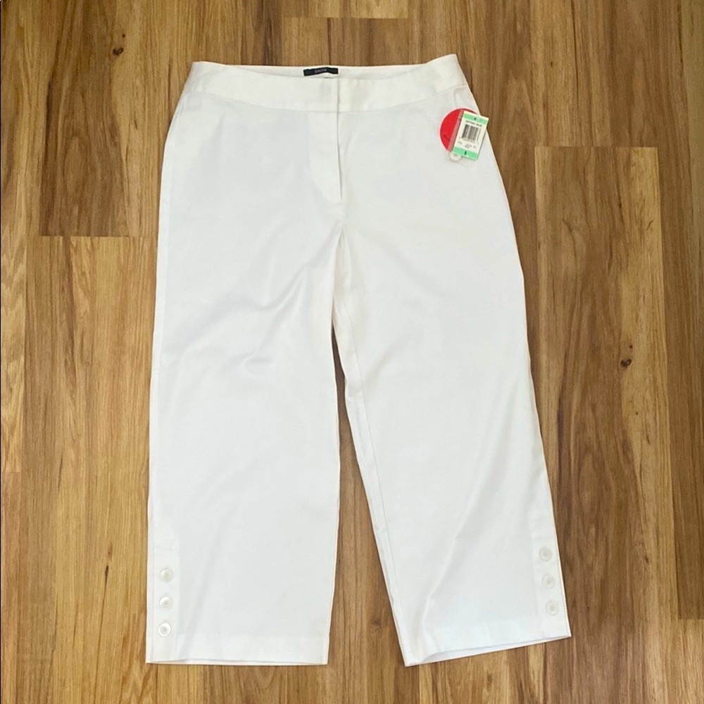 🌺3/$18 Sale White Cropped Pants with Button Detail